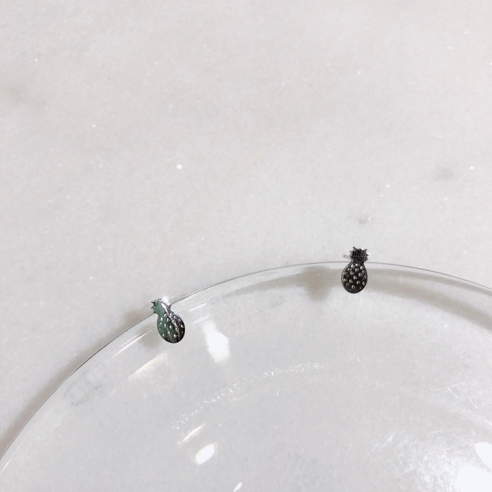 Stud earrings 🍍